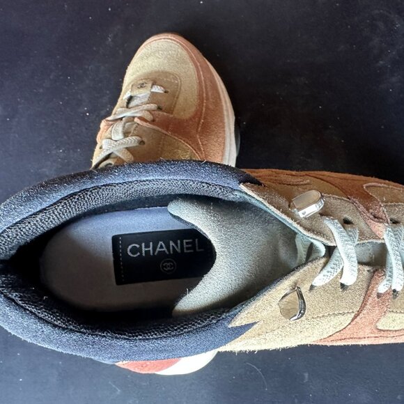 Chanel Unisex Peach Suede Sneaker with Classic CC Logo. Size 41 - Picture 7 of 7